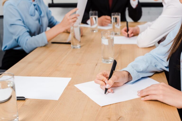 Overleg aan tafel met papier en pen